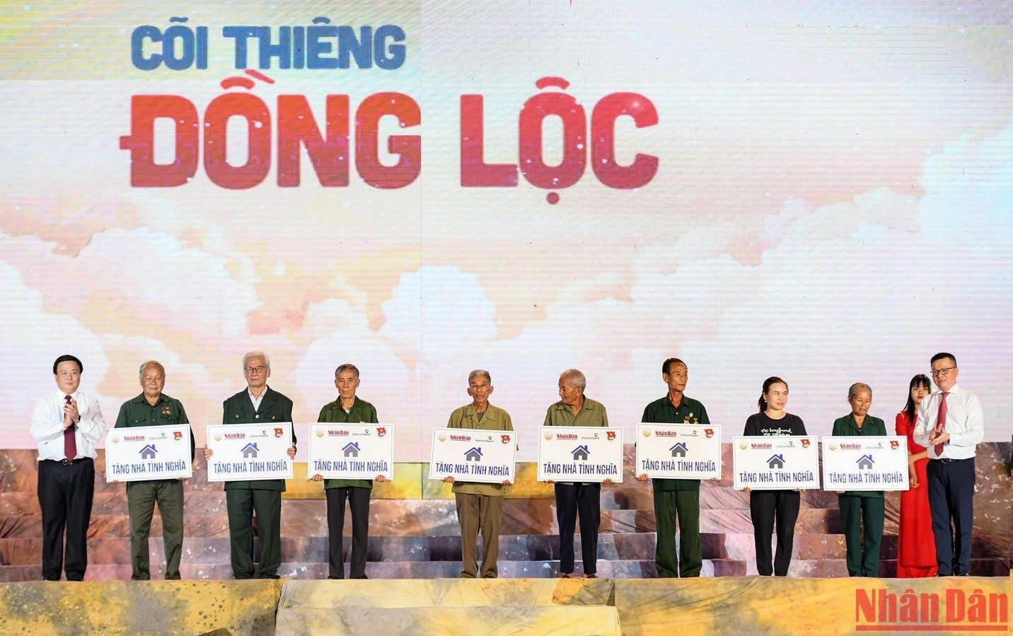 Đồng chí Nguyễn Xuân Thắng cùng đồng chí Lê Quốc Minh đã trao tặng 8 căn nhà tình nghĩa (mỗi nhà trị giá 100 triệu đồng) tặng các gia đình thân nhân liệt sĩ, đối tượng chính sách