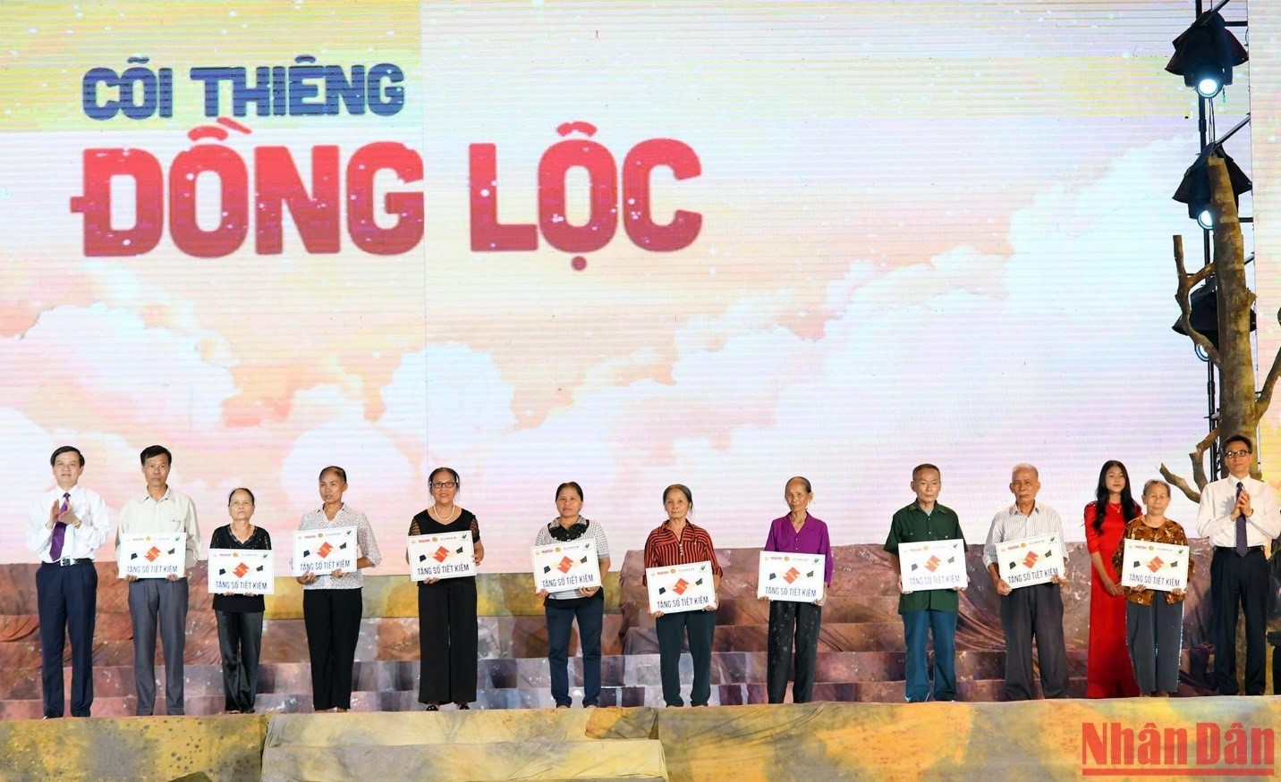 Đồng chí Vũ Đức Đam – Phó Thủ tướng và đồng chí Đoàn Minh Huấn - Tổng Biên tập Tạp chí Cộng sản trao sổ tiết kiệm (mỗi sổ 10 triệu đồng) cho thân nhân 10 nữ Anh hùng liệt sĩ thanh niên xung phong Ngã ba Đồng Lộc