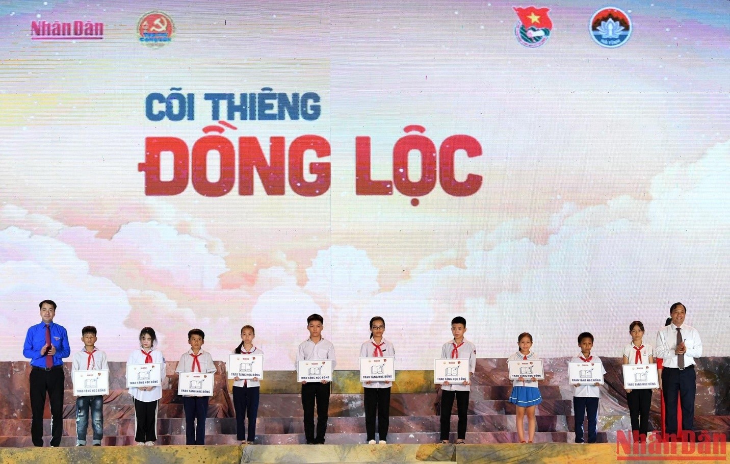 Đồng chí Hoàng Trung Dũng - Bí thư Tỉnh ủy Hà Tĩnh và đồng chí Ngô Văn Cương - Bí thư Trung ương Đoàn cũng đã trao 20 suất học bổng (mỗi suất 3 triệu đồng) cho các em học sinh có hoàn cảnh vượt khó.