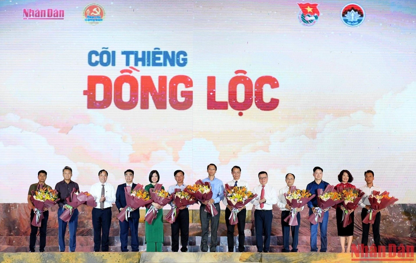 Ông Nguyễn Quang Huy – Chủ tịch Công đoàn Taseco kiêm Phó TGĐ Taseco Airs đại diện Taseco Group (đứng thứ 3 từ phải sang) và các nhà tài trợ nhận hoa cảm ơn từ Tổng Biên tập Báo Nhân dân Lê Quốc Minh và Bí thư Tỉnh ủy Hà Tĩnh Hoàng Trung Dũng.