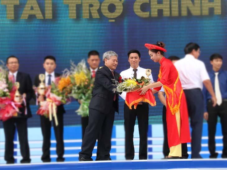 Ban tổ chức trao cúp lưu niệm cho đại diện công ty TASECO