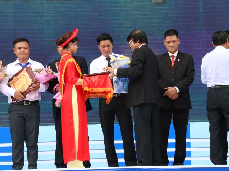 Ban tổ chức Trao giải cho đại diện công ty TASECO
