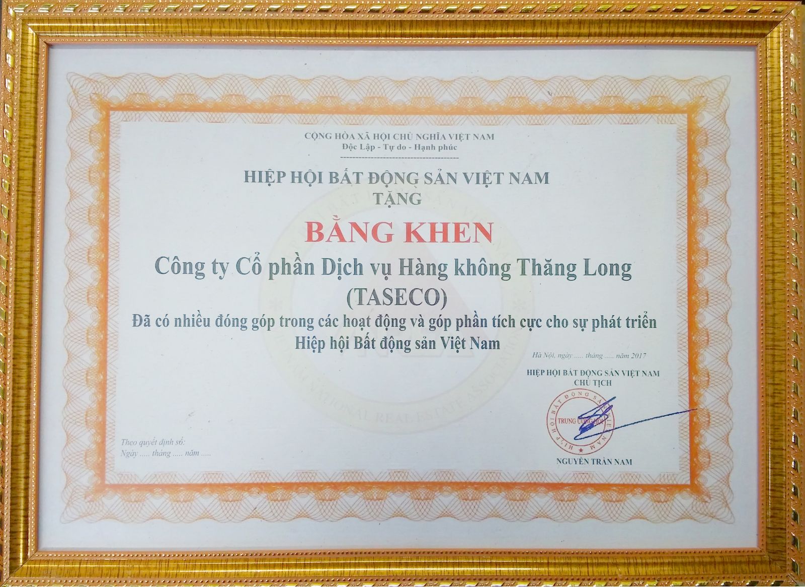 Kỷ niệm chương và Bằng khen của VNREA dành tặng TASECO vì những đóng góp của doanh nghiệp đối với Hiệp hội