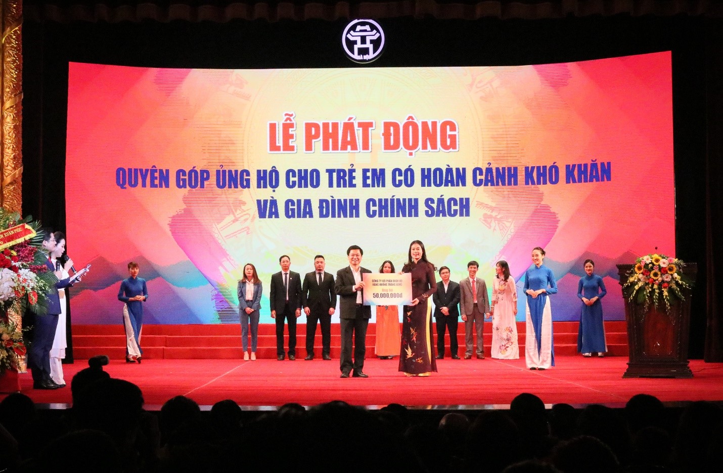 Ông Phạm Đức Long – Phó Tổng Giám đốc Taseco đại diện Công ty trân trọng quyên góp ủng hộ đồng bào miền Trung và các trẻ em có hoàn cảnh khó khăn và các gia đình chính sách tại địa bàn thành phố số tiền 50 triệu đồng thông qua Ủy ban MTTQ TP. Hà Nội