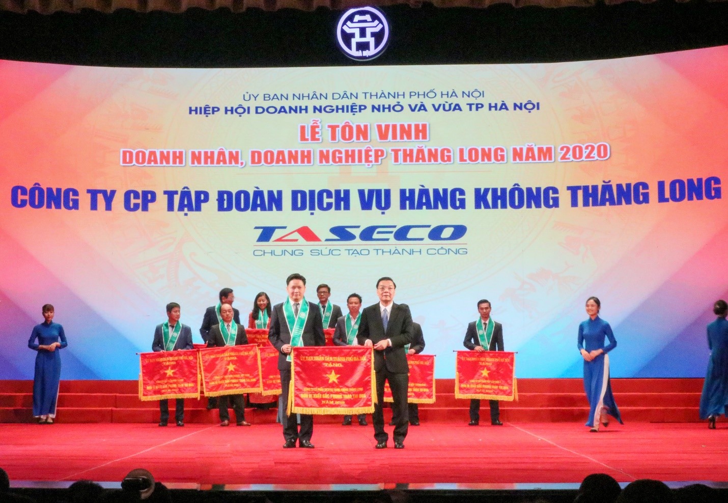 Ông Nguyễn Quang Huy – Phó Tổng Giám đốc Taseco Airs kiêm Chủ tịch Công đoàn Taseco đã vinh dự đại diện Công ty nhận Cờ thi đua từ Chủ tịch UBND TP. Hà Nội Chu Ngọc Anh
