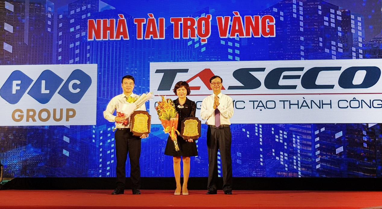 Ban tổ chức trao Chứng nhận nhà tài trợ Vàng cho Đại diện Công ty Taseco 