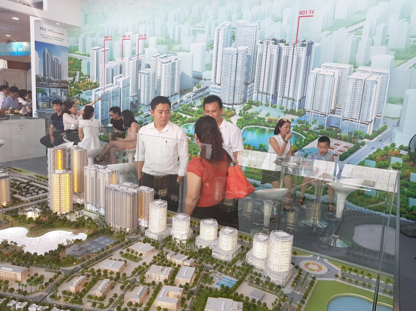 Gian hàng thu hút sự quan tâm của nhiều khách tham quan triển lãm