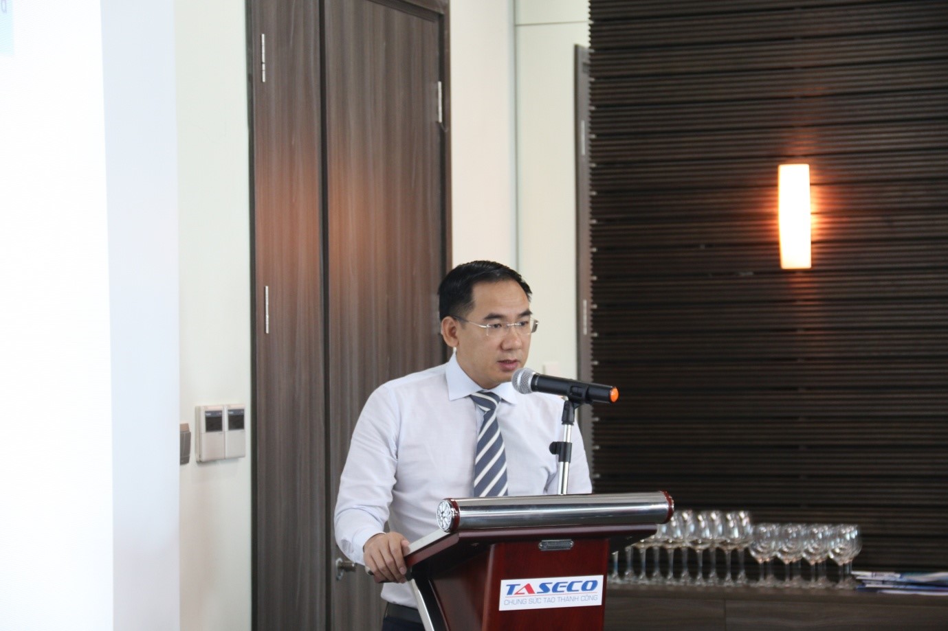 Ông Nguyễn Minh Hải – TGĐ Taseco – trình bày Báo cáo tại Đại hội