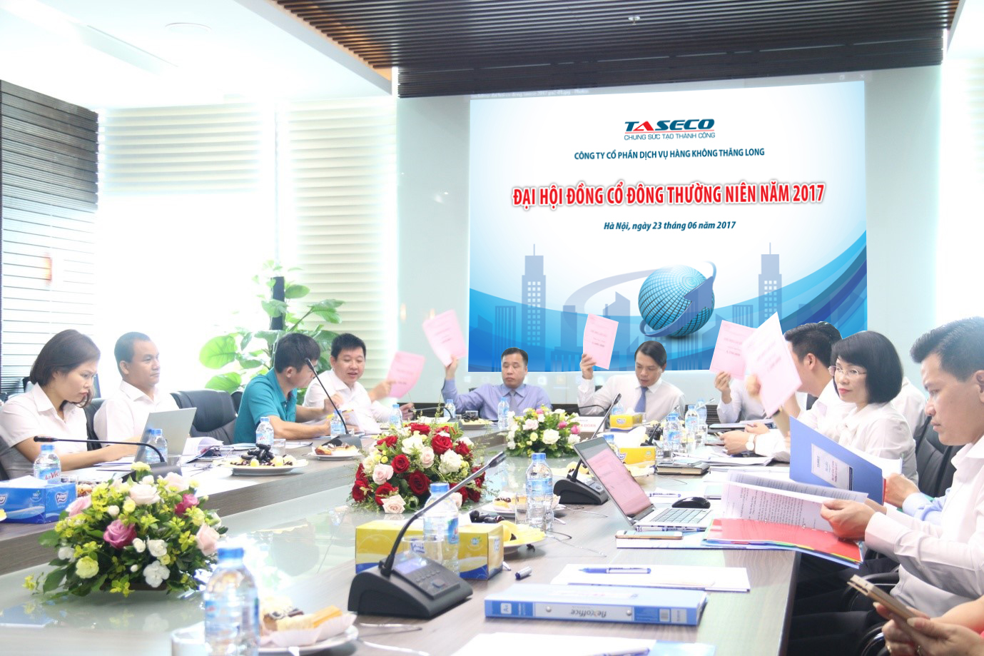 Các cổ đông biểu quyết thông qua các nội dung của Đại hội