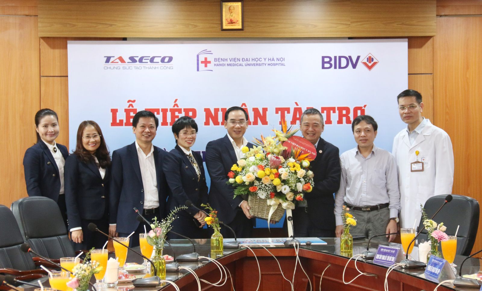 Bệnh viện Đại học Y Hà Nội gửi tặng hoa tri ân đến Taseco