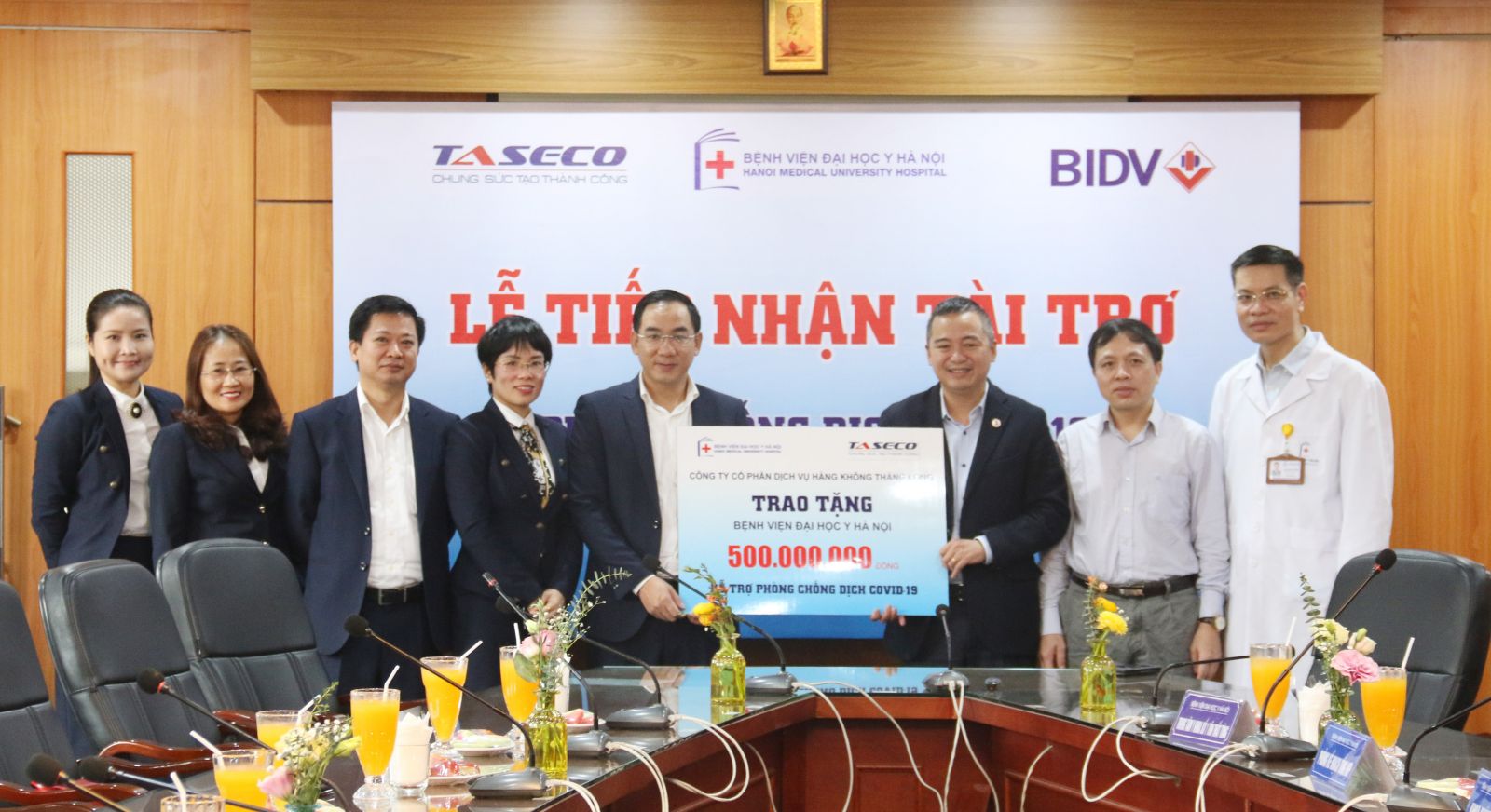 Taseco trao tặng hỗ trợ phòng chống dịch Covid-19 cho Bệnh viện Đại học Y Hà Nội