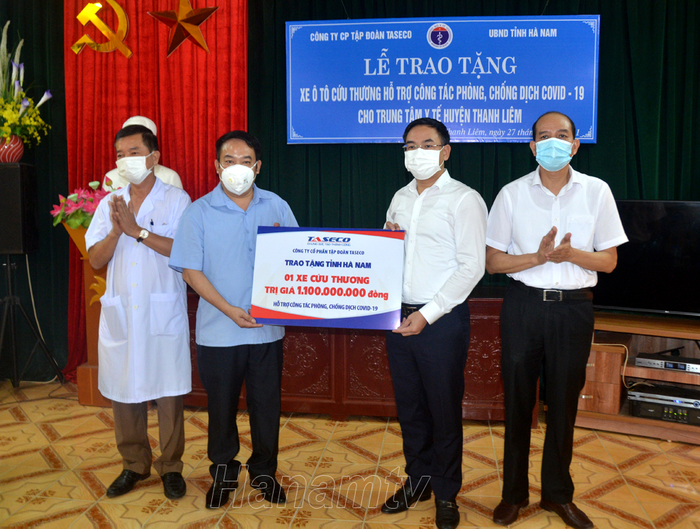 Đại diện Công ty cổ phần Tập đoàn TASECO bàn giao xe cứu thương cho Trung tâm Y tế huyện Thanh Liêm để đưa vào khai thác, vận hành ngay, phục vụ tốt nhất công tác phòng, chống dịch Covid-19.