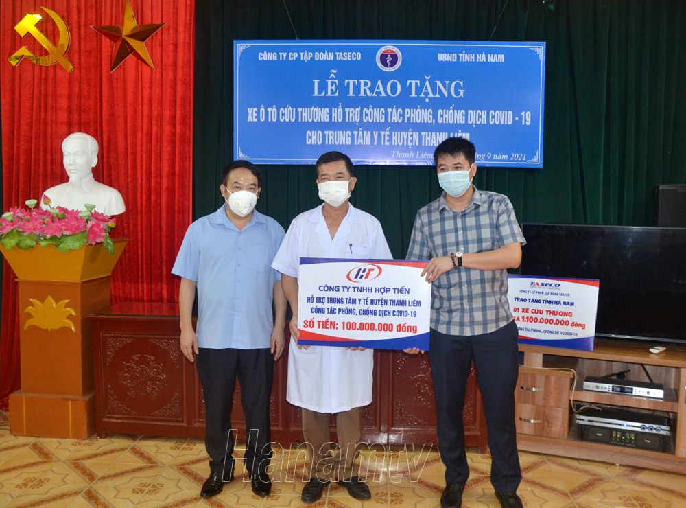 Đại diện Công ty TNHH Hợp Tiến hỗ trợ kinh phí thực hiện công tác phòng, chống dịch Covid-19 cho TT Y tế huyện Thanh Liêm