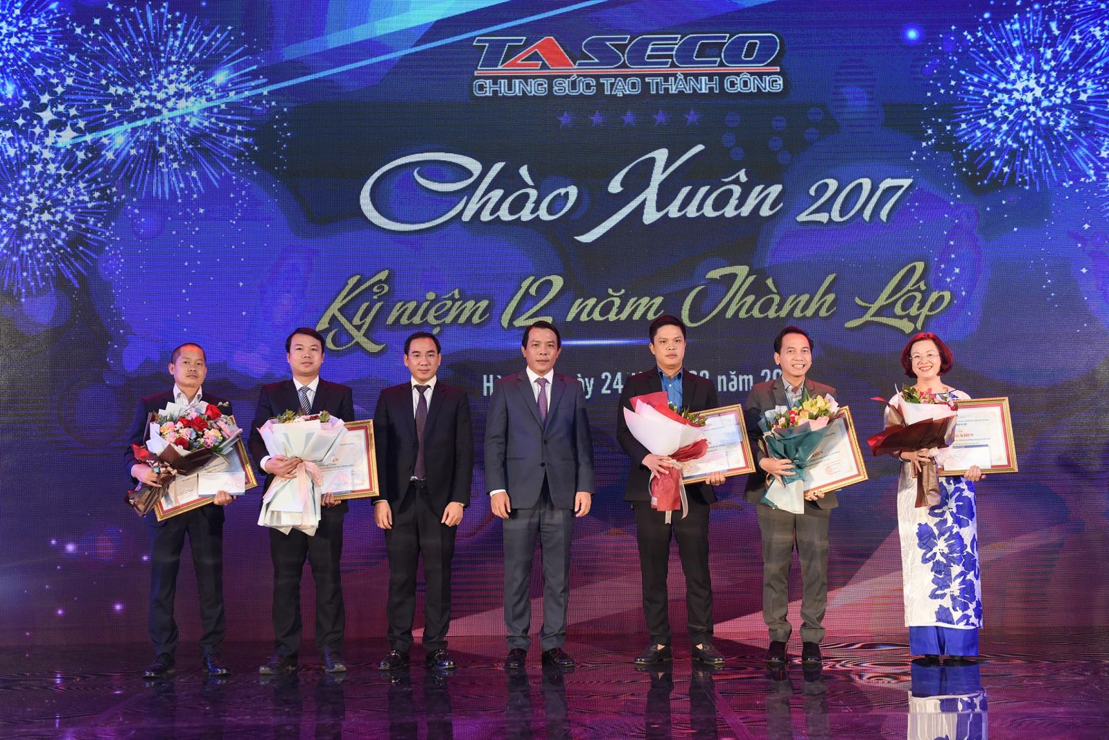 Chủ tịch HĐQT Phạm Ngọc Thanh và Tổng giám đốc Nguyễn Minh Hải trao bằng khen cho các đơn vị có thành tích kinh doanh xuất sắc