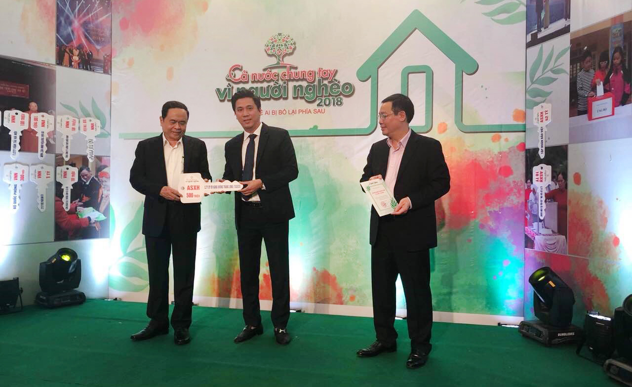 Ông Đỗ Việt Thanh (đứng giữa) – Phó TGĐ Công ty Taseco nhận kỷ niệm chương từ Ban tổ chức chương trình