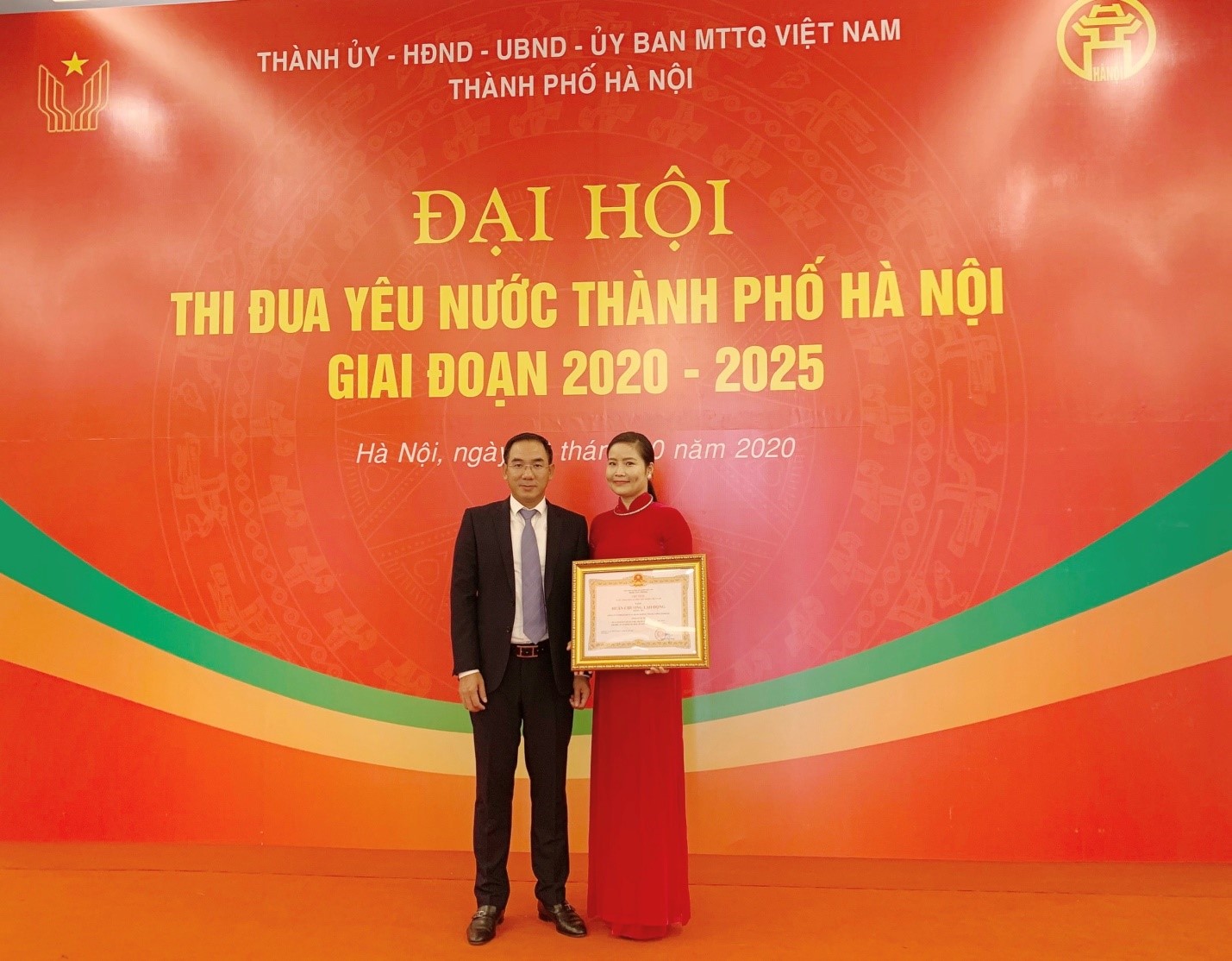 Ông Nguyễn Minh Hải – Tổng Giám đốc Công ty cùng bà Nguyễn Diệu Linh – Phó Chánh Văn phòng Công ty, tham dự và đón nhận Huân Chương Lao động Hạng Ba