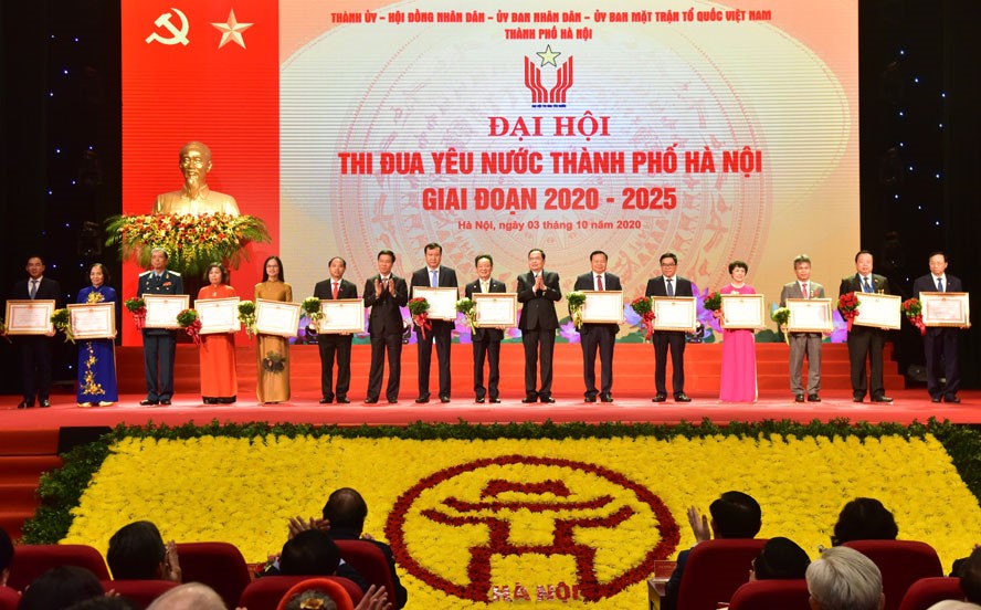 Ông Nguyễn Minh Hải (đầu tiên, từ trái sang) - Tổng Giám Đốc Công ty Taseco, đại diện Công ty Taseco đón nhận Huân Chương Lao Động Hạng Ba
