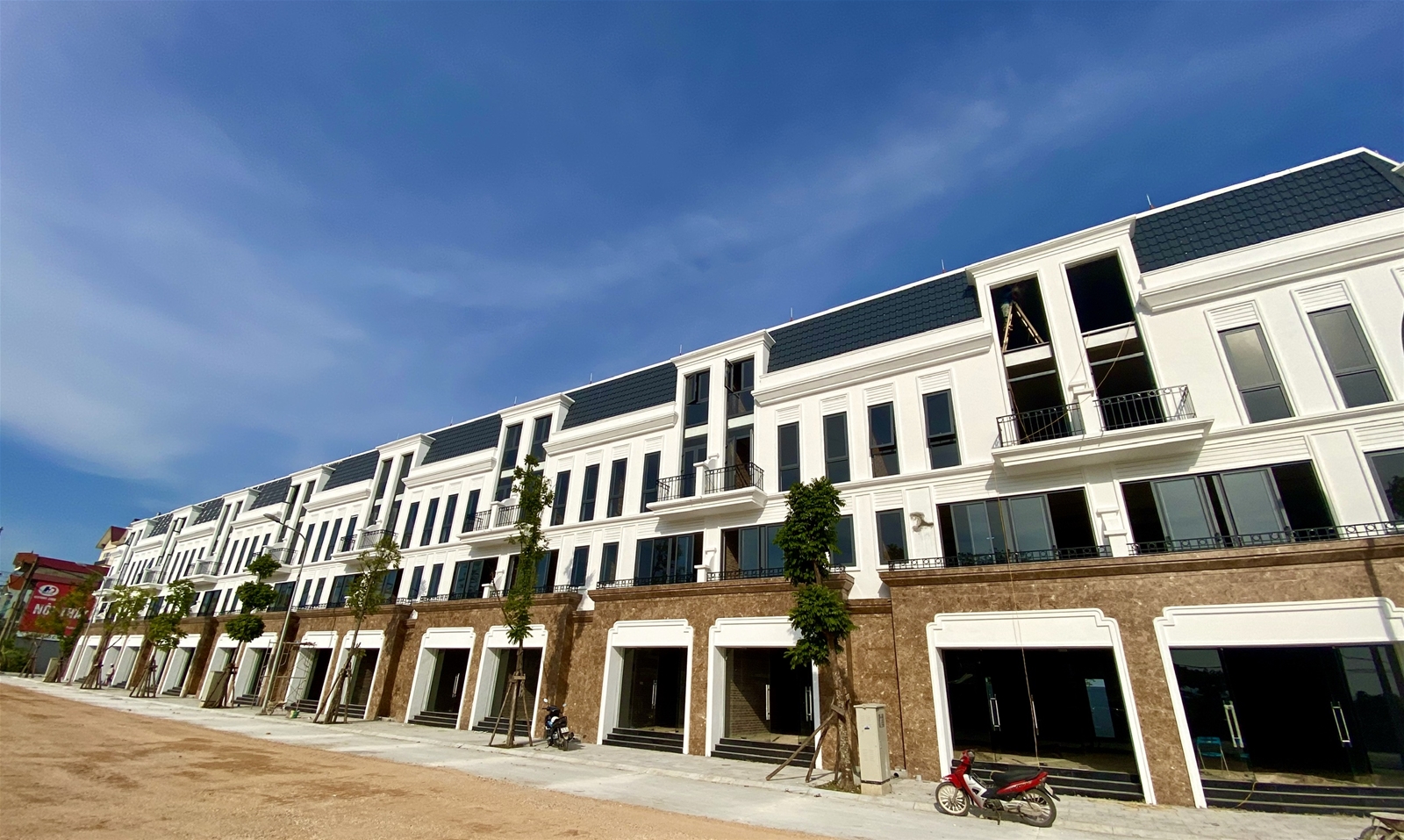 Dãy shophouse với thiết kế hiện đại, sang trọng.