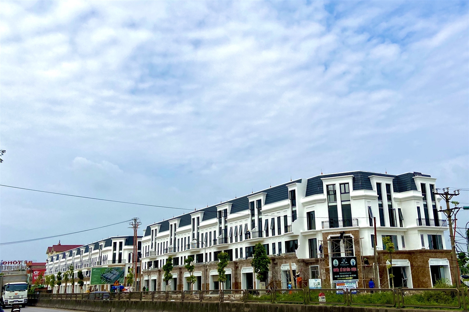 Nằm ngay mặt đường QL 1A, dãy shophouse thuộc khu đô thị Green Park Hải Hà được xem là dự án đẹp nhất Thanh Hóa hiện nay.