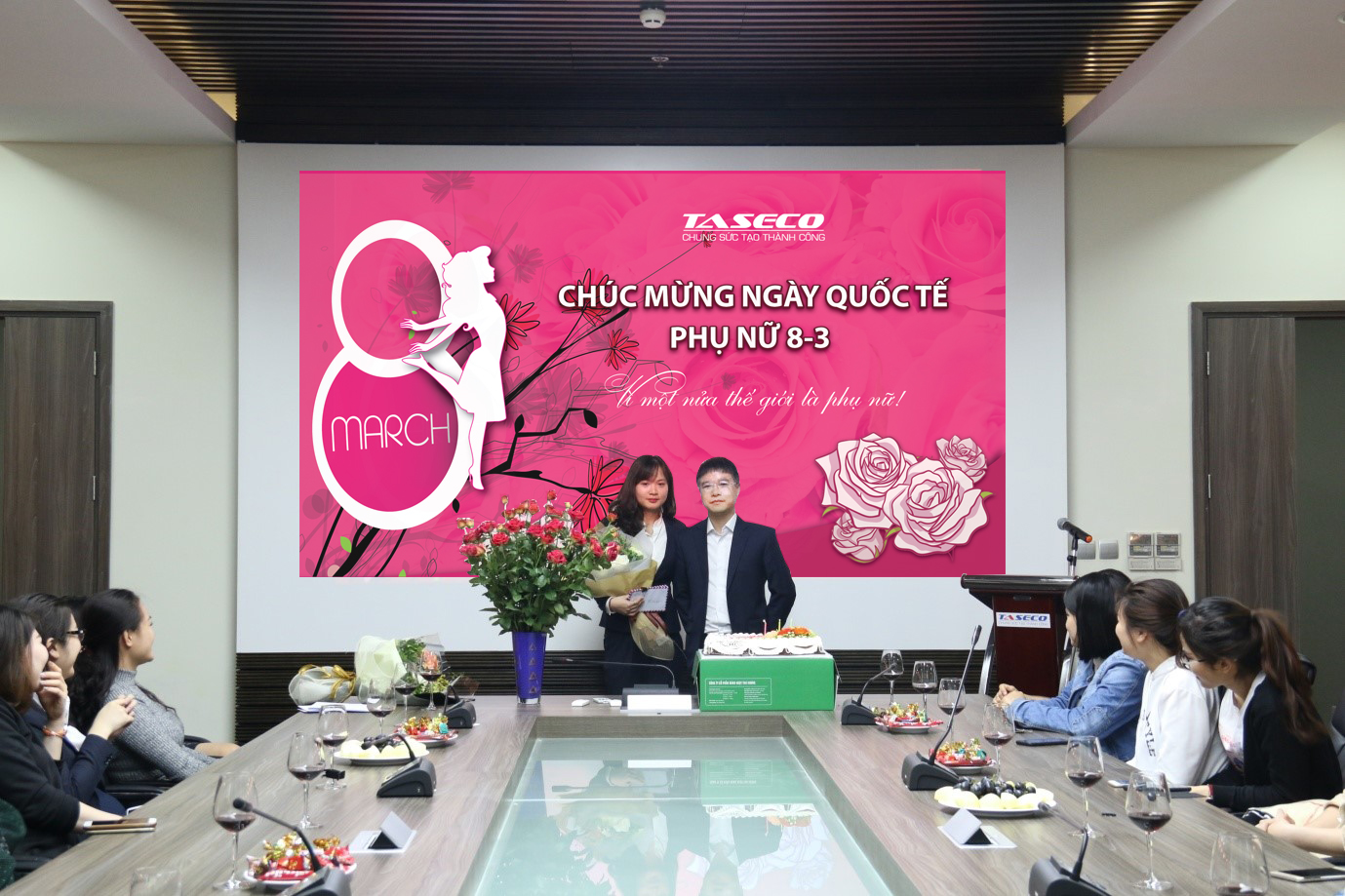 Đại diện phái đẹp của TASECO đón nhận hoa và quà chúc mừng từ BLĐ