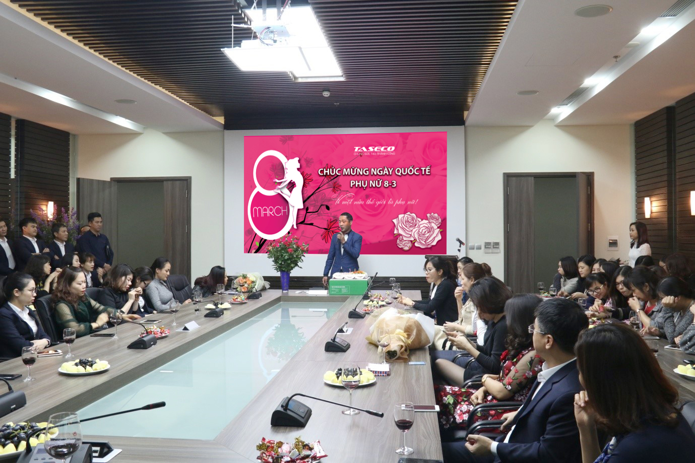 Tiết mục văn nghệ ngọt ngào của đại diện phái mạnh gửi đến toàn thể chị em nhân ngày 8-3