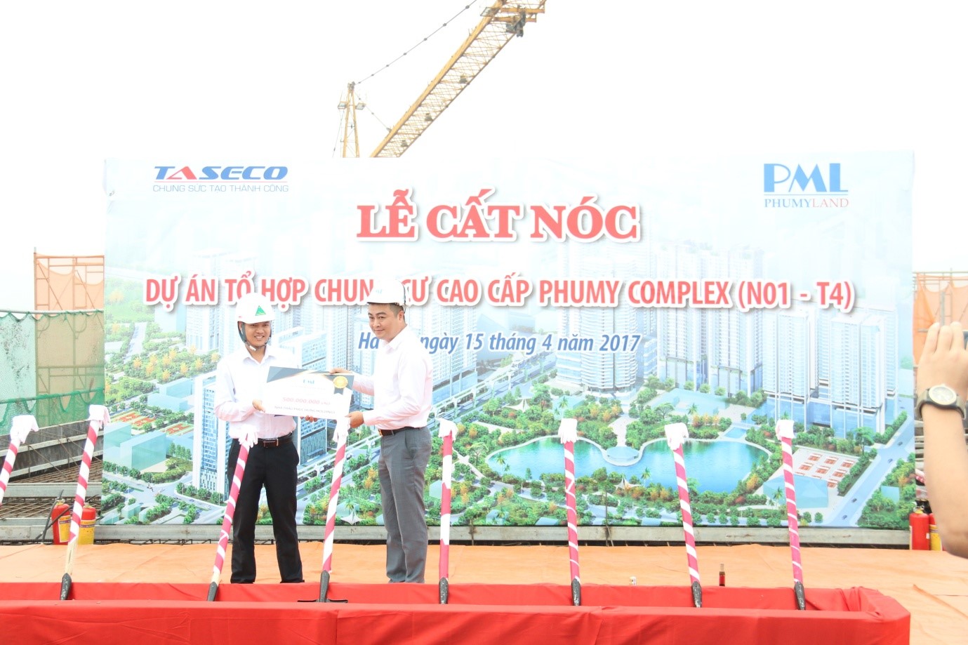 Ông Đỗ Ngọc Long (Bên phải) – Chủ tịch HĐQT PHUMY Land – trao quà cho Đại diện Công ty CP Xây dựng Phục Hưng