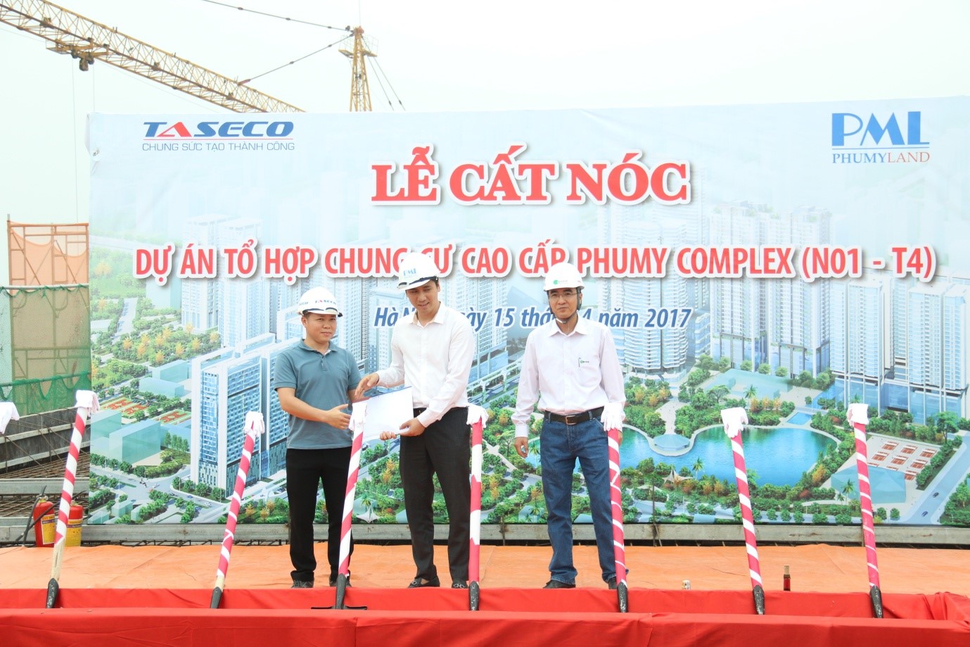 Ông Đỗ Việt Thanh (đứng giữa) – TGĐ PHUMY Land – trao quà cho Đại diện Ban quản lý dự án Phú Mỹ Complex (bên trái) và Đại diện Đơn vị tư vấn giám sát Apave (bên phải)