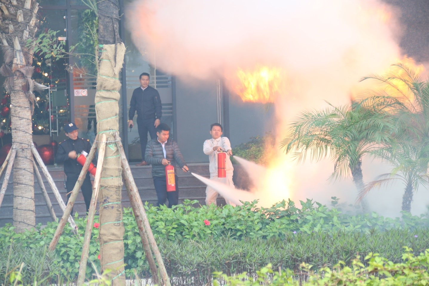 Lực lượng chữa cháy cơ sở của tòa nhà thực hiện thao tác chữa cháy với đám cháy giả định tại tầng 1
