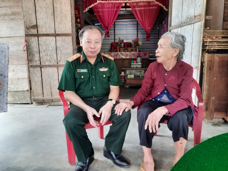 Trung tướng Phạm Ngọc Khóa, Phó Chủ tịch Quỹ Hoa Hòa Bình thay mặt Đoàn, thăm và tặng quà bà mẹ Việt Nam anh hùng Đỗ Thị Điểm ở xã Hưng TRạch, huyện Bố Trạch, Tỉnh QB