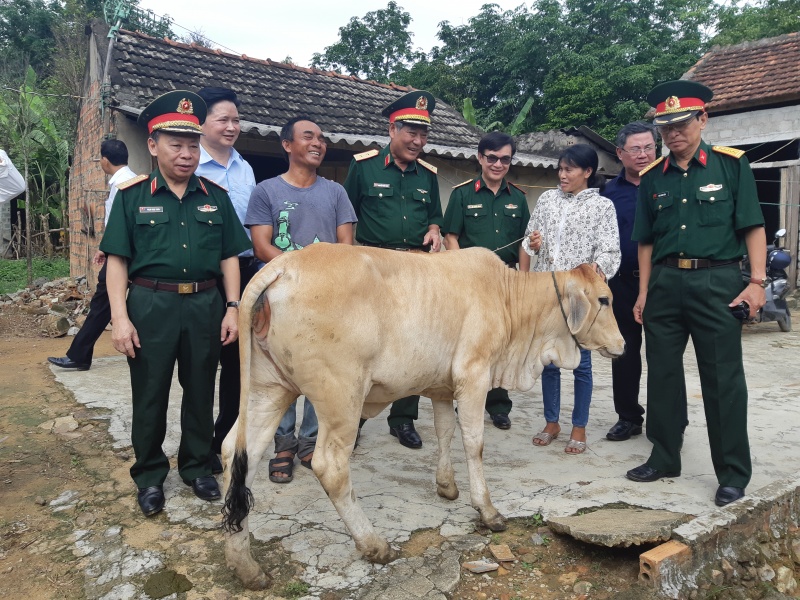 Trao tặng quà cho nạn nhân bom mìn