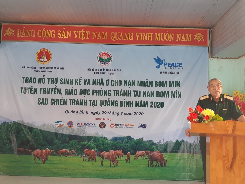 Trung tướng Nguyễn Đức Soát, Anh hùng lực lượng vũ trang nhân dân, Chủ tịch Hội hỗ trợ khắc phục hậu quả bom mìn Việt Nam sau chiến tranh phát biểu trong lễ trao tặng hỗ trợ sinh kế cho nạn nhân bom mìn