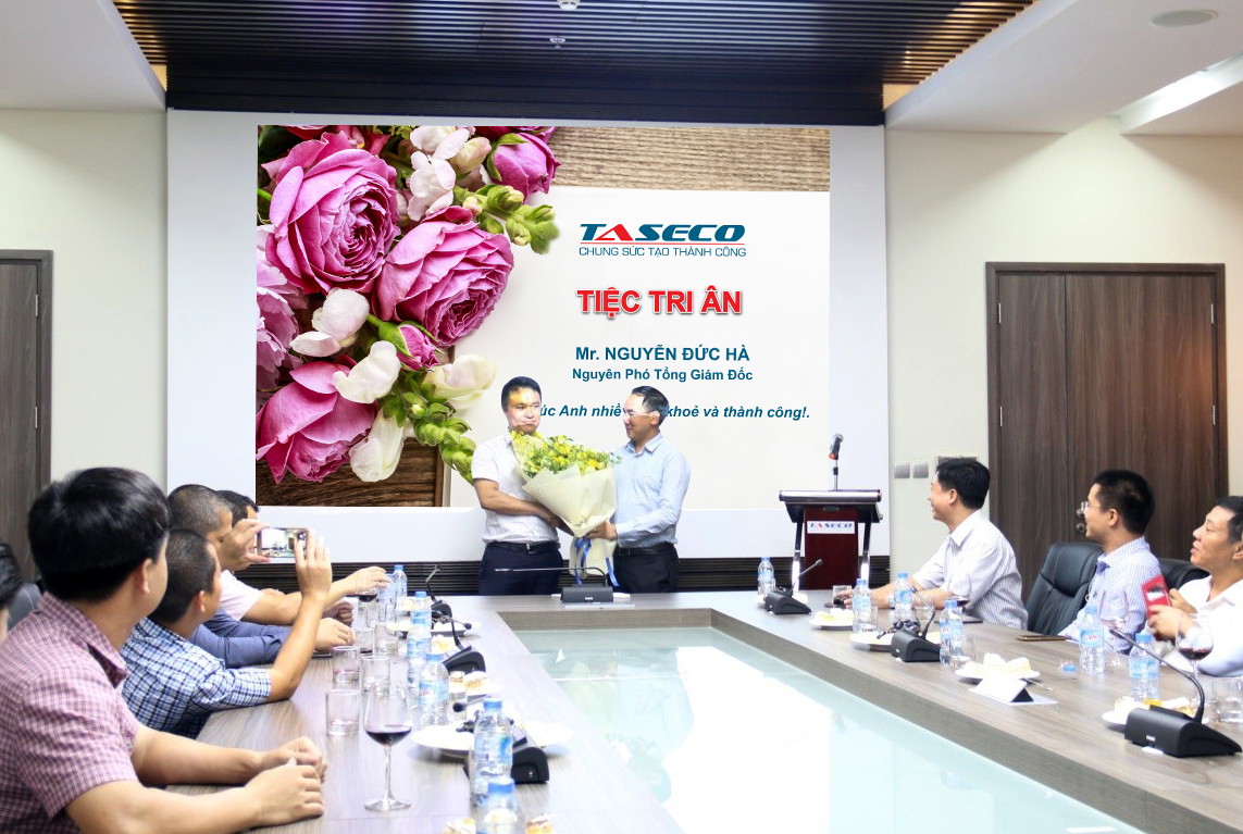 Ông Nguyễn Minh Hải (bên phải) – TGĐ TASECO – trao tặng ông Hà bó hoa tri ân