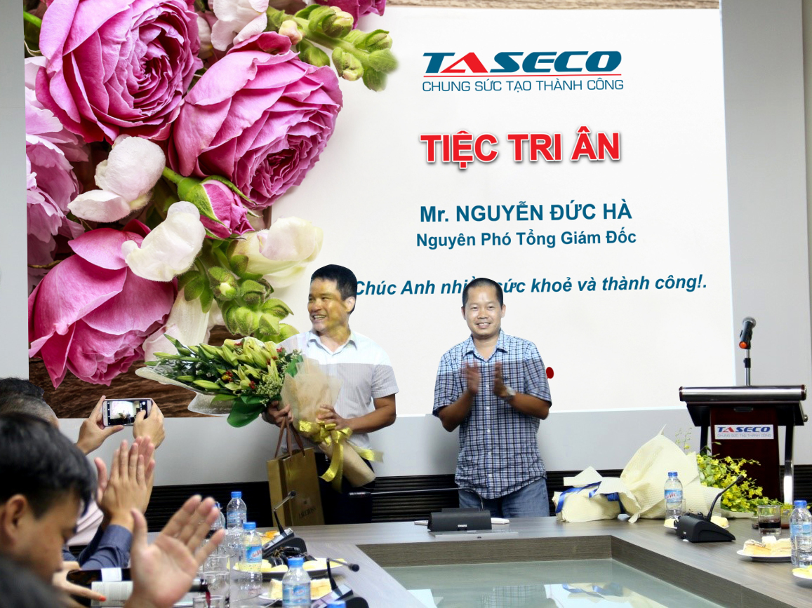 Đại diện BQL các dự án cảm ơn những đóng góp của ông Nguyễn Đức Hà với công ty
