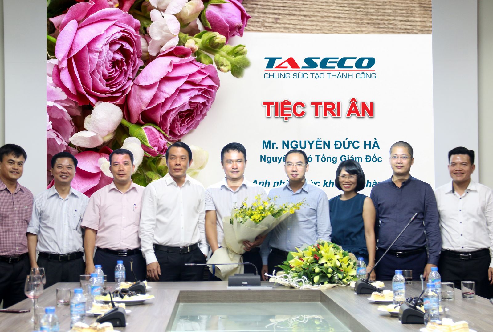 Mr. Nguyễn Đức Hà(thứ 5 từ trái sang) nhận bó hoa cảm ơn từ Ban lãnh đạo công ty