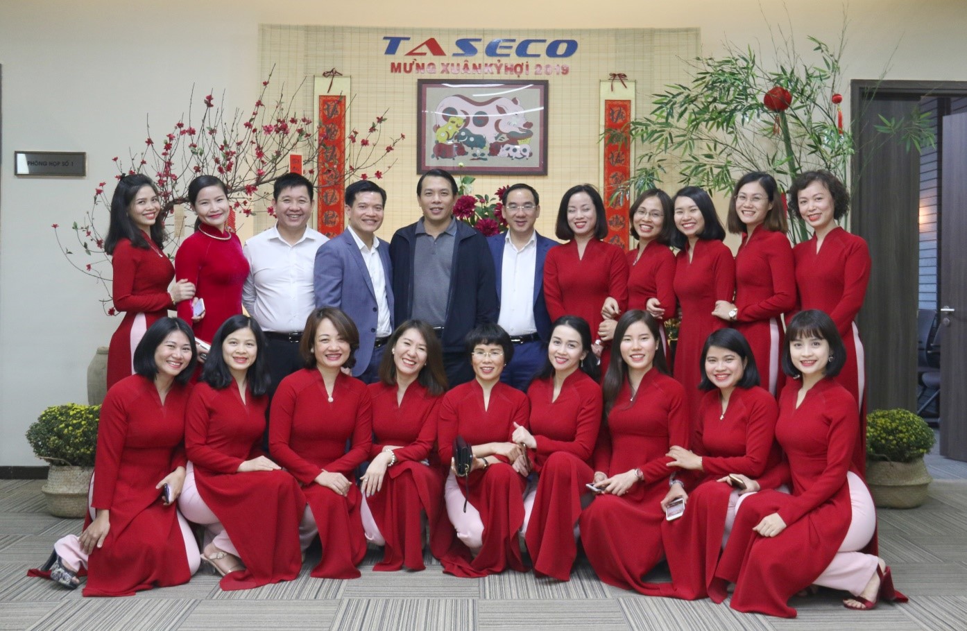 Ban lãnh đạo chụp hình lưu niệm cùng tập thể nữ CBNV Công ty