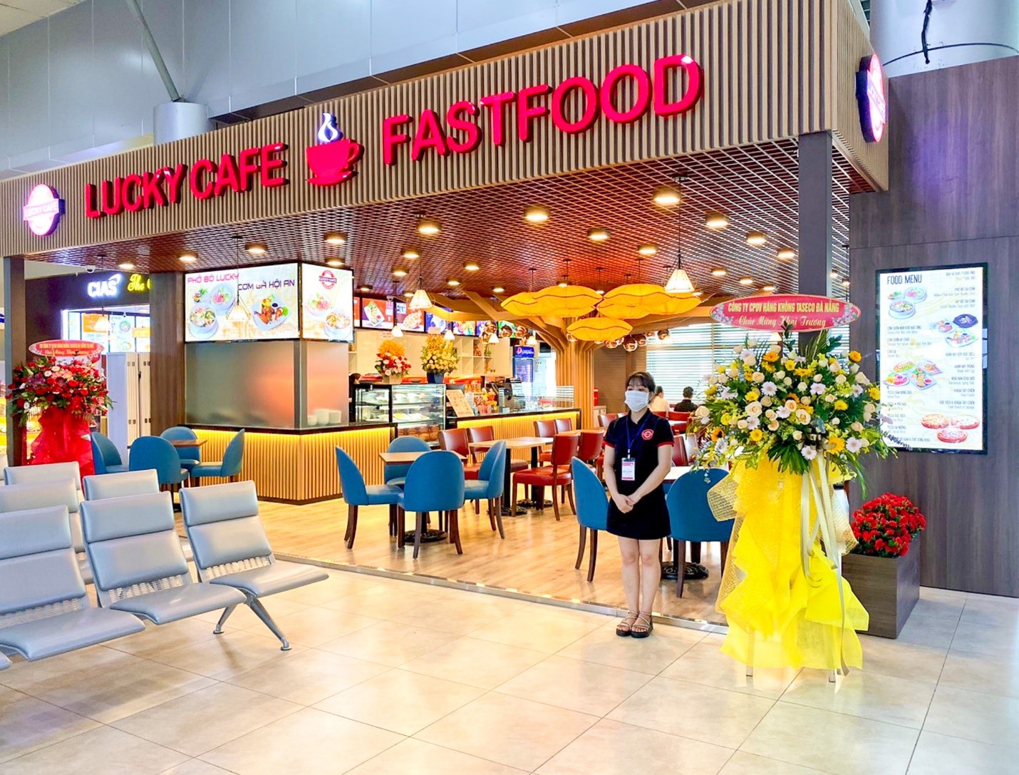 Lucky Cafe & Fastfood (mã quầy NFA) có vị trí thuận tiện đối diện cửa boarding số 5 và 6 tại nhà ga T1, Cảng Hàng không Quốc tế Cam Ranh