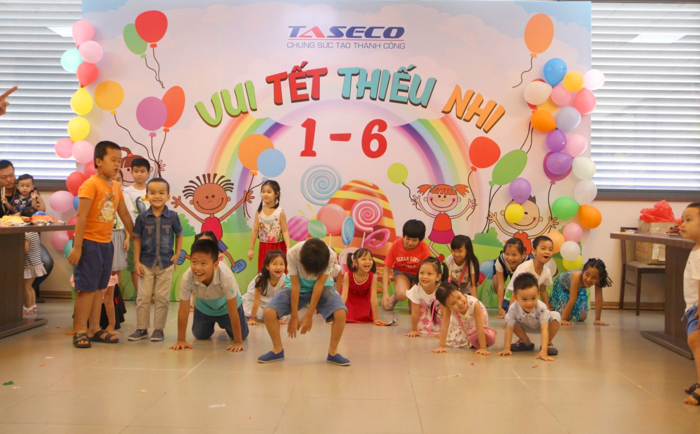 Các trò chơi vui nhộn thu hút sự tham gia của các bé
