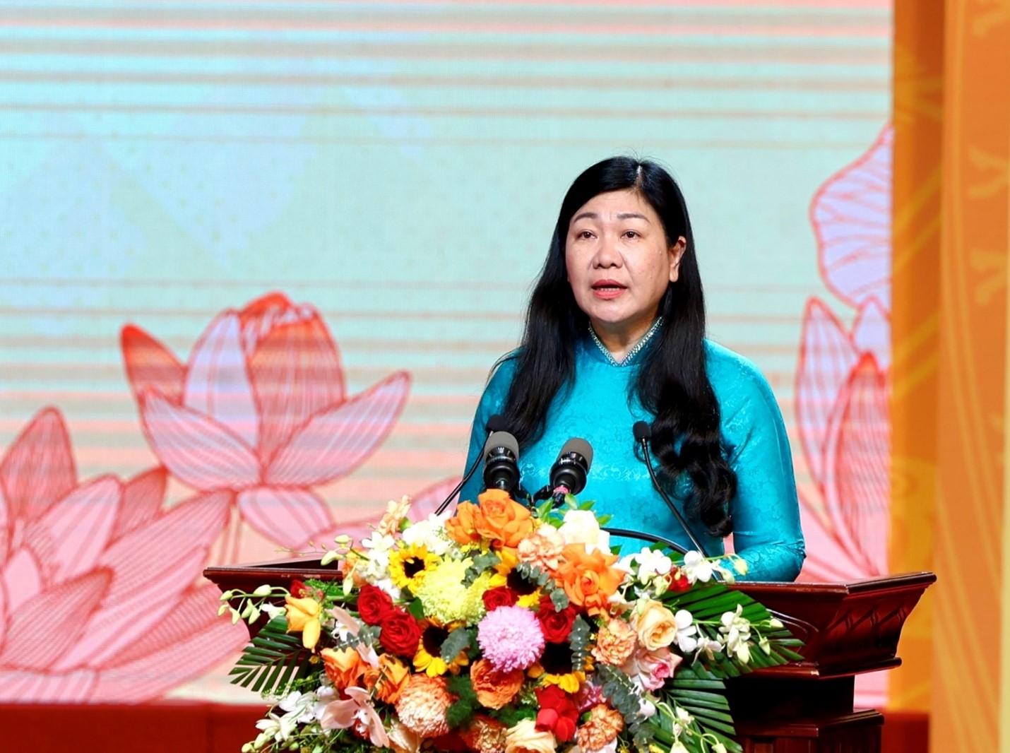 Bà Nguyễn Lan Hương - Ủy viên Ban Thường vụ Thành ủy Hà Nội, Bí thư Đảng đoàn, Chủ tịch Ủy ban Mặt trận Tổ quốc Việt Nam thành phố Hà Nội phát biểu tại chương trình