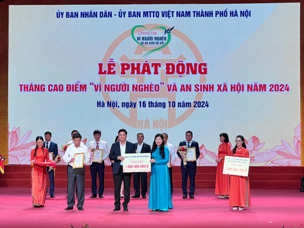 Ông Đỗ Việt Thanh - Phó Tổng Giám đốc Tập đoàn Taseco đã đại diện Công ty trao tặng 1 tỷ đồng ủng hộ Quỹ "Vì người nghèo" và an sinh xã hội thành phố Hà Nội năm 2024