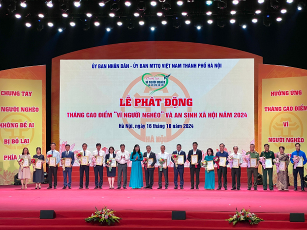 Phó Chủ tịch UBND TP. Hà Nội Dương Đức Tuấn và Chủ tịch Ủy ban MTTQ Việt Nam TP. Hà Nội Nguyễn Lan Hương trao tặng Thư cảm ơn ghi nhận sự ủng hộ của các đơn vị.
