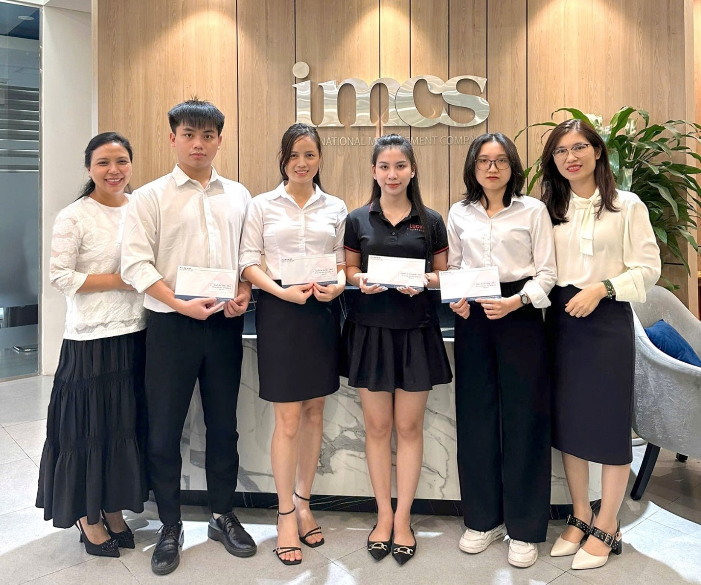 Ban Lãnh đạo IMCS trao hỗ trợ tới các CBNV có gia đình bị thiệt hại do cơn bão số 3