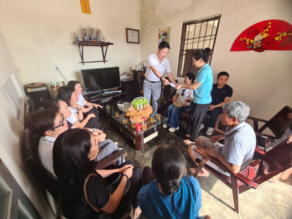 Đoàn công tác tới thăm và hỗ trợ gia đình Bà Nguyễn Thị Thu Thủy – Nhân viên Khách sạn À La Carte Hạ Long có gia đình bị thiệt hại nặng nề sau cơn bão số 3