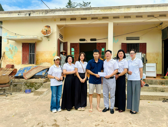 Đoàn công tác tới thăm và hỗ trợ gia đình Ông Giang Văn Triệu - Nhân viên Khách sạn À La Carte Hạ Long có gia đình bị thiệt hại tài sản nặng nề sau cơn bão số 3