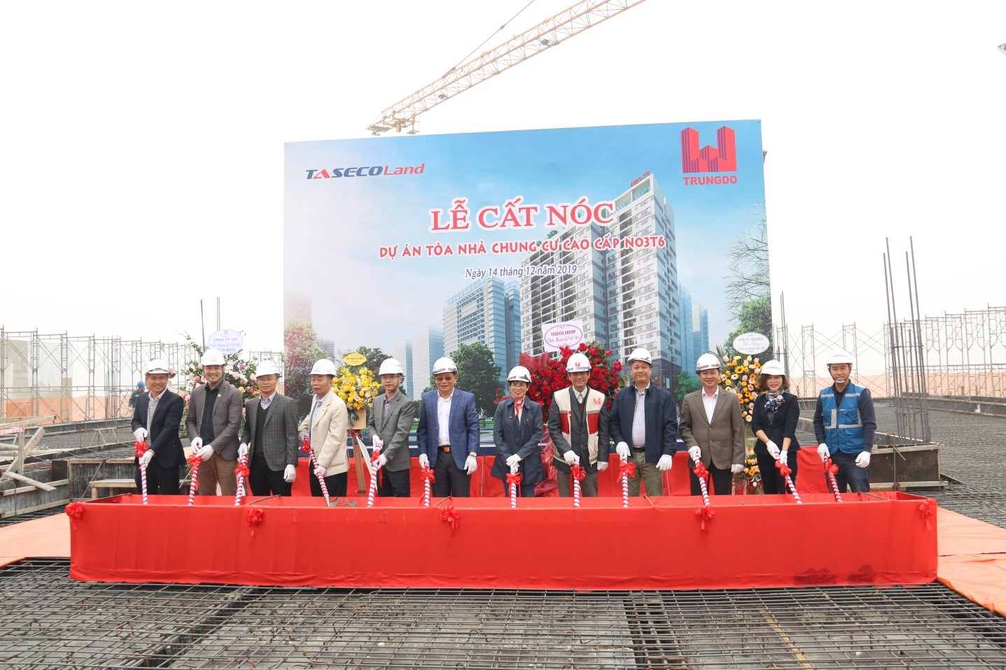 Đại diện của chủ đầu tư và các đối tác thực hiện dự án N03-T6 tiến hành nghi thức cất nóc