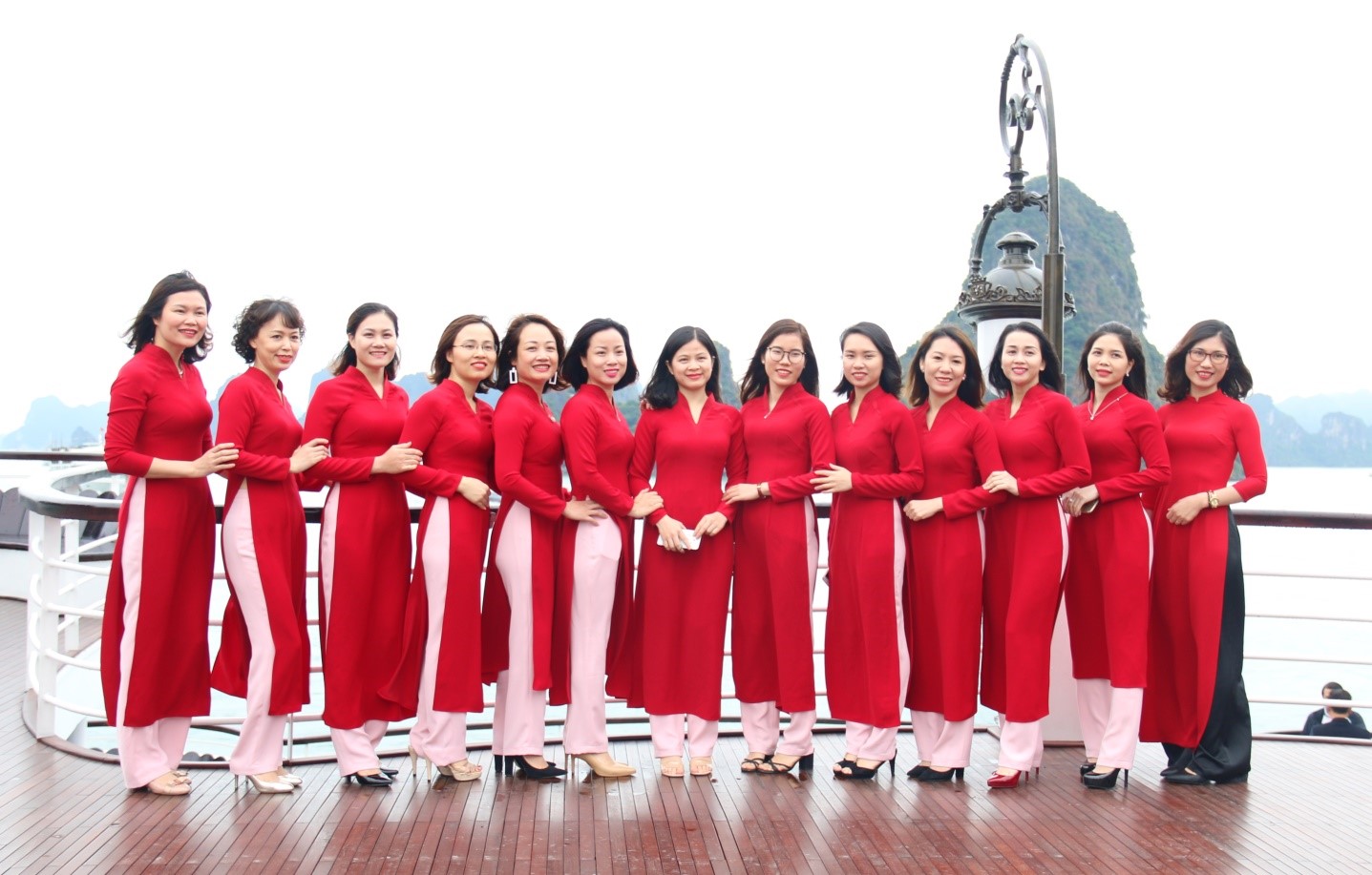 Đội hình nữ cán bộ Taseco trong trang phục áo dài mang đậm màu sắc truyền thống của doanh nghiệp