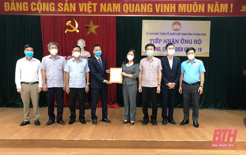 Đồng chí Trưởng Ban Dân vận Tỉnh ủy, Chủ tịch Ủy ban MTTQ tỉnh trao Thư cảm ơn Công ty cổ phần Tập đoàn TASECO.