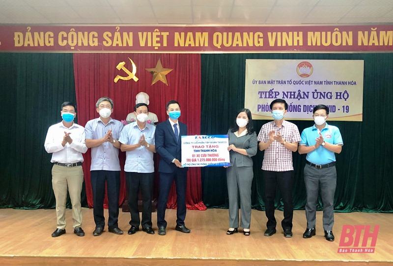 Đại diện lãnh đạo Công ty cổ phần Tập đoàn TASECO trao tặng tỉnh 1 xe cứu thương.