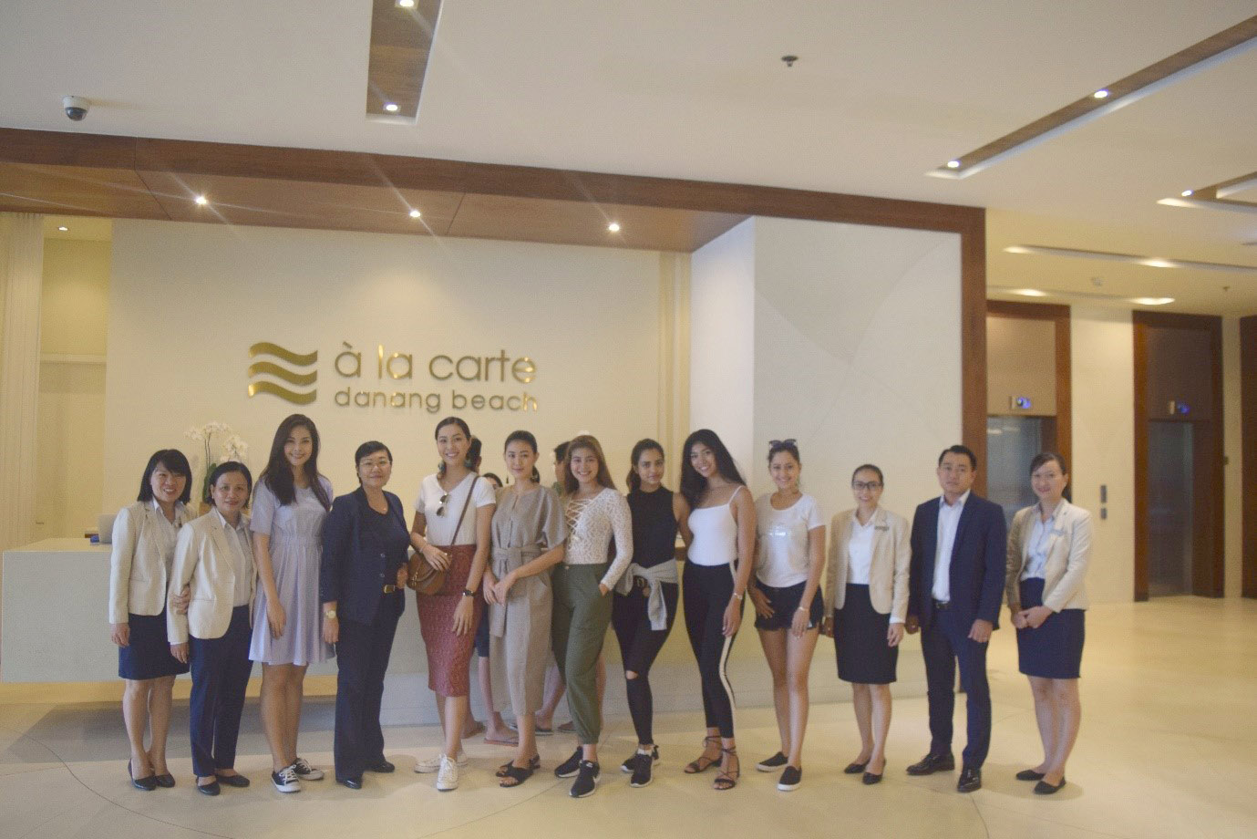 Đại diện quản lý và nhân viên khách sạn chụp hình lưu niệm cùng các hoa hậu thế giới 2016