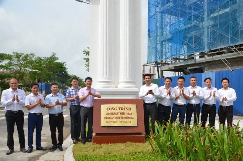 Đại diện chính quyền thành phố Móng Cái và đại diện Công ty Taseco tham dự Lễ gắn biển cho dự án Khu đô thị Green Park