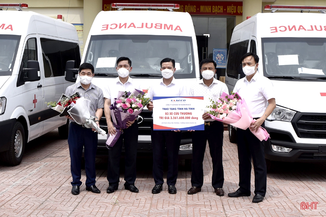 Đại diện Công ty Cổ phần Tập đoàn Taseco trao 3 xe ô tô cứu thương cho lãnh đạo các đơn vị nhận tài trợ.